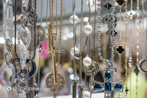 饰品店的摊位上挂着各种珠宝展在零售店的窗台展示
